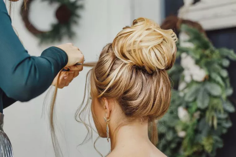 À qui faire appel pour une création de chignon bouclé pour un évènement ?, Saint-Paul, L'EDEN